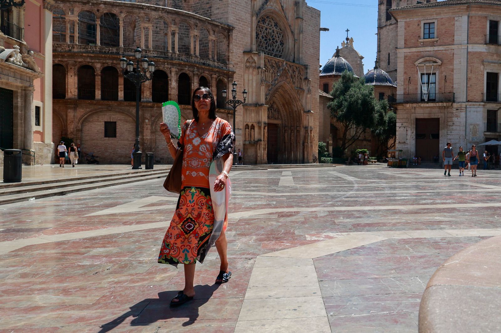 València busca cobijo contra el calor en la playa y las plazas