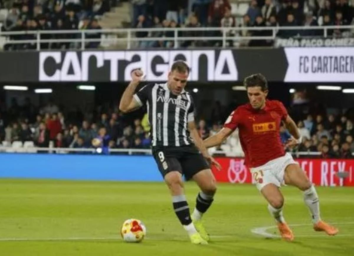 Ortuño, delantero del Cartagena junto con Jesús Vázquez