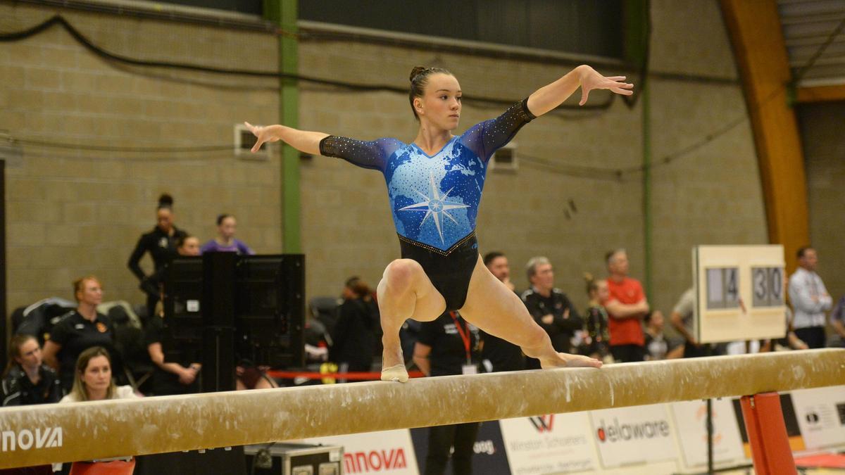 Laia Font durant l'exercici de barra de la final