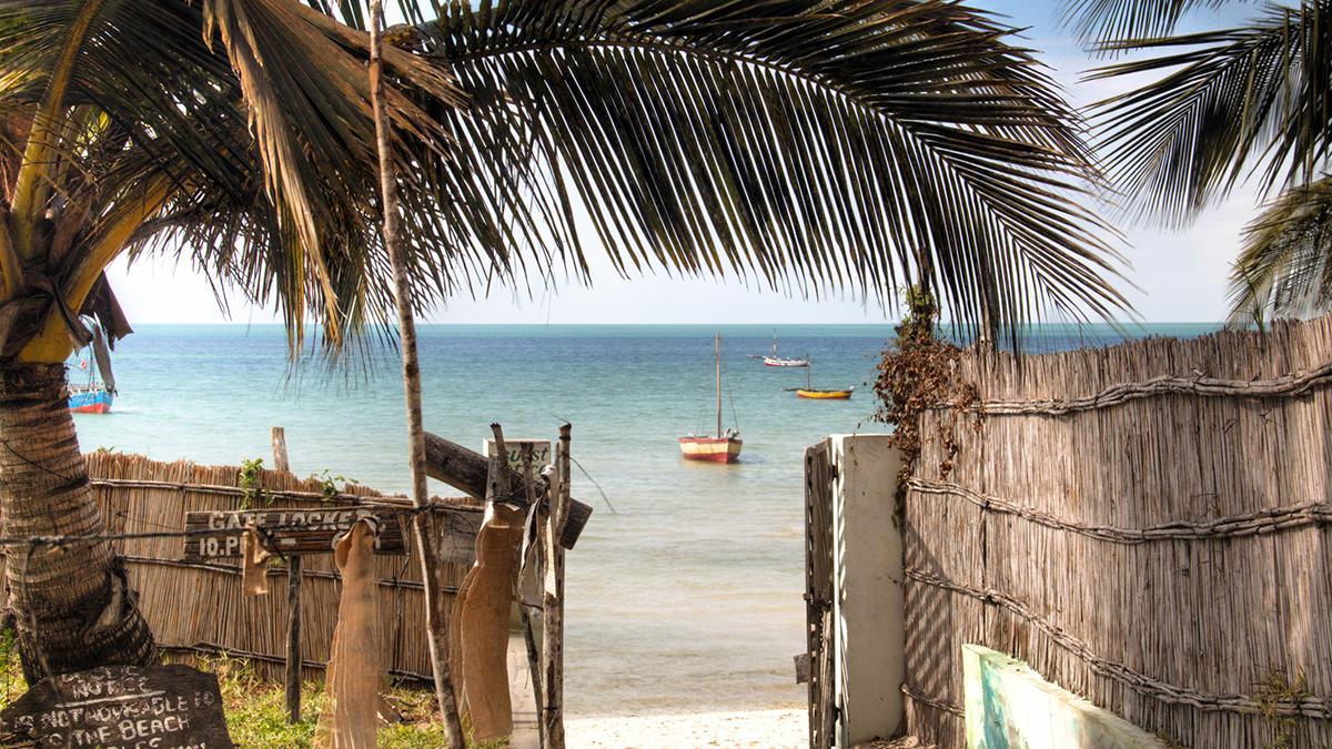 La costa de Inhambane abre el viaje al Índico, entre palmeras, barcas tradicionales y playas de arena clara.