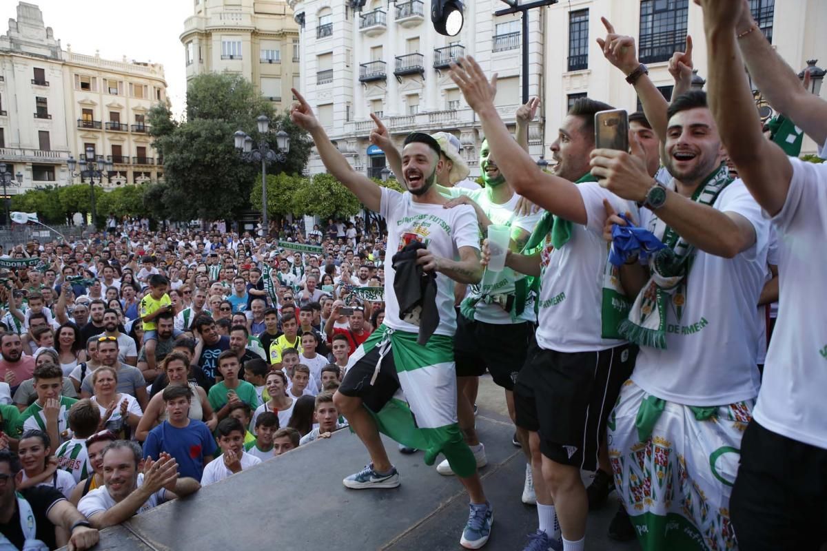 El Córdoba CF Futsal celebra el ascenso en Las Tendillas