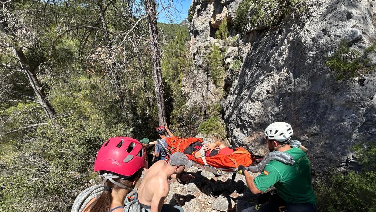 El escalador ha sido trasladado en camilla desde Olba a un centro sanitario.