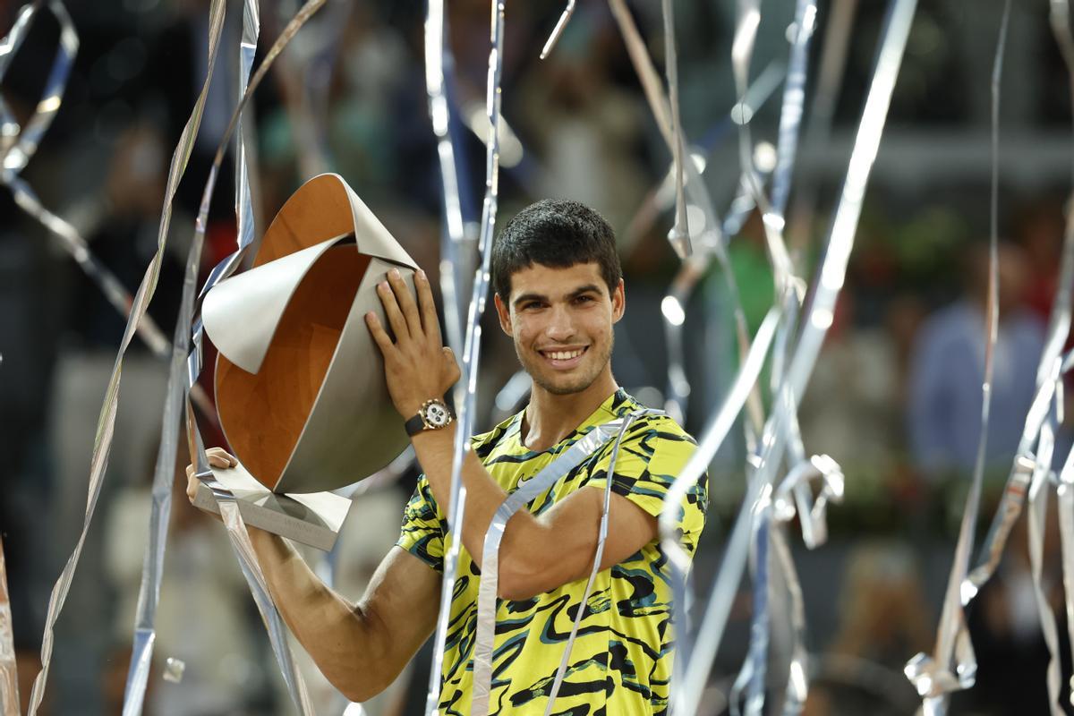 MADRID, 07/05/2023.- El tenista español Carlos Alcaraz posa con el trofeo tras su victoria ante el alemán Jan-Lennard Struff en la final del Mutua Madrid Open disputado este domingo en la Caja Mágica, en Madrid. EFE/Chema Moya