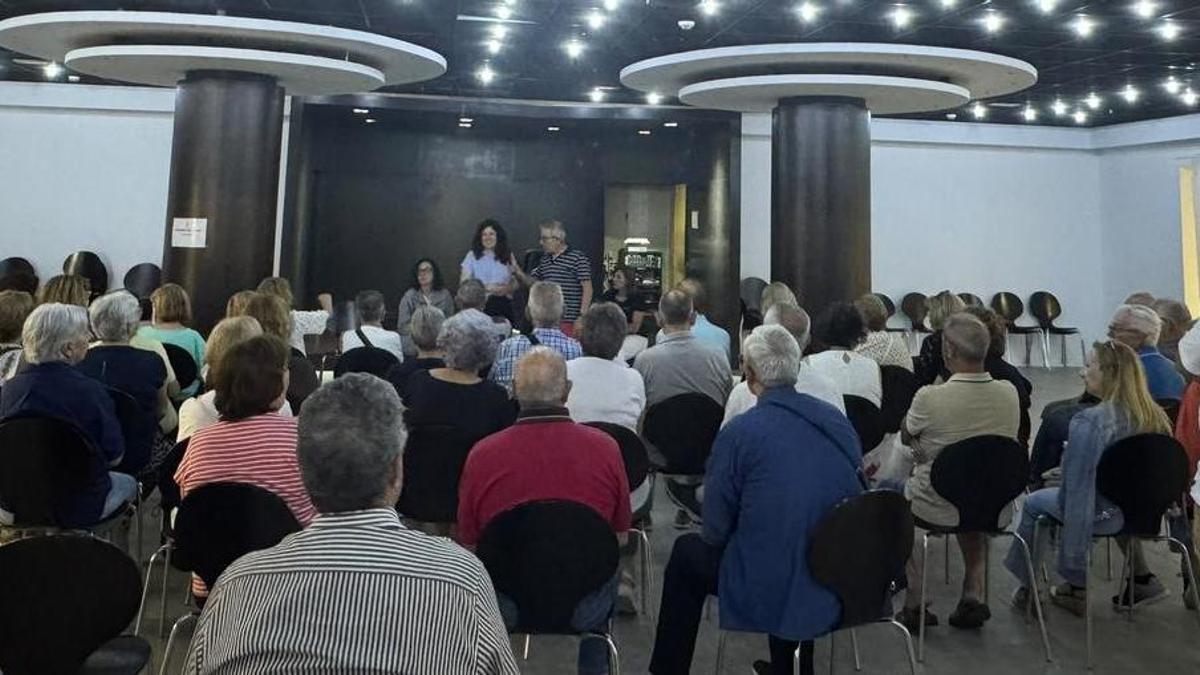 La regidora Lena Baraza interviene en la reunión informativa con personas usuarias del Centro de Mayores de Abu Masaifa.