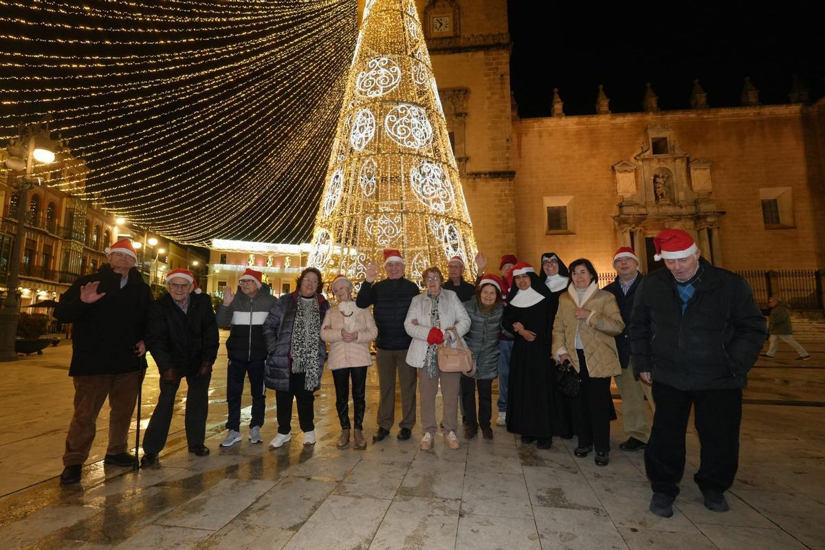 Mayores de las residencias posan junto al árbol de la plaza de España.