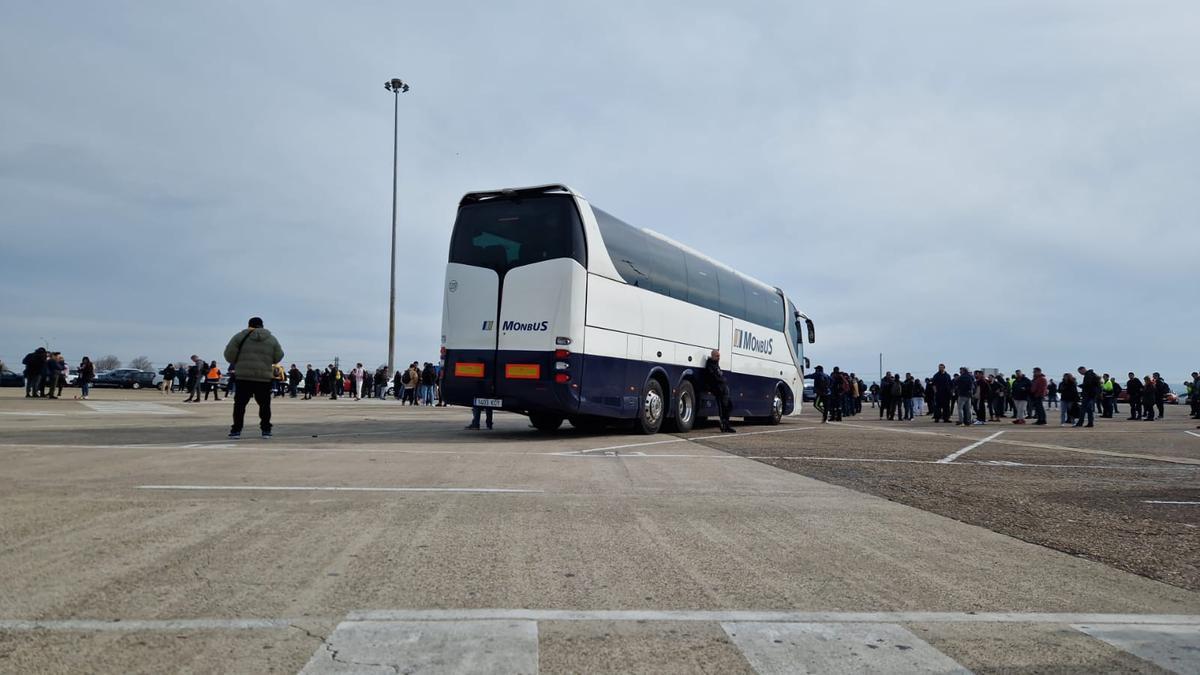 Cerca de 1.500 trabajadores del turno de mañanas de la factoría aguardan a que los accesos se desatasquen en la campa de Figueruelas.