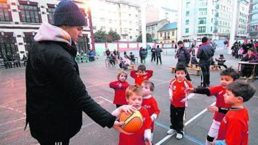 Un entrenador del club, junto a varios participantes. / fernando geijo