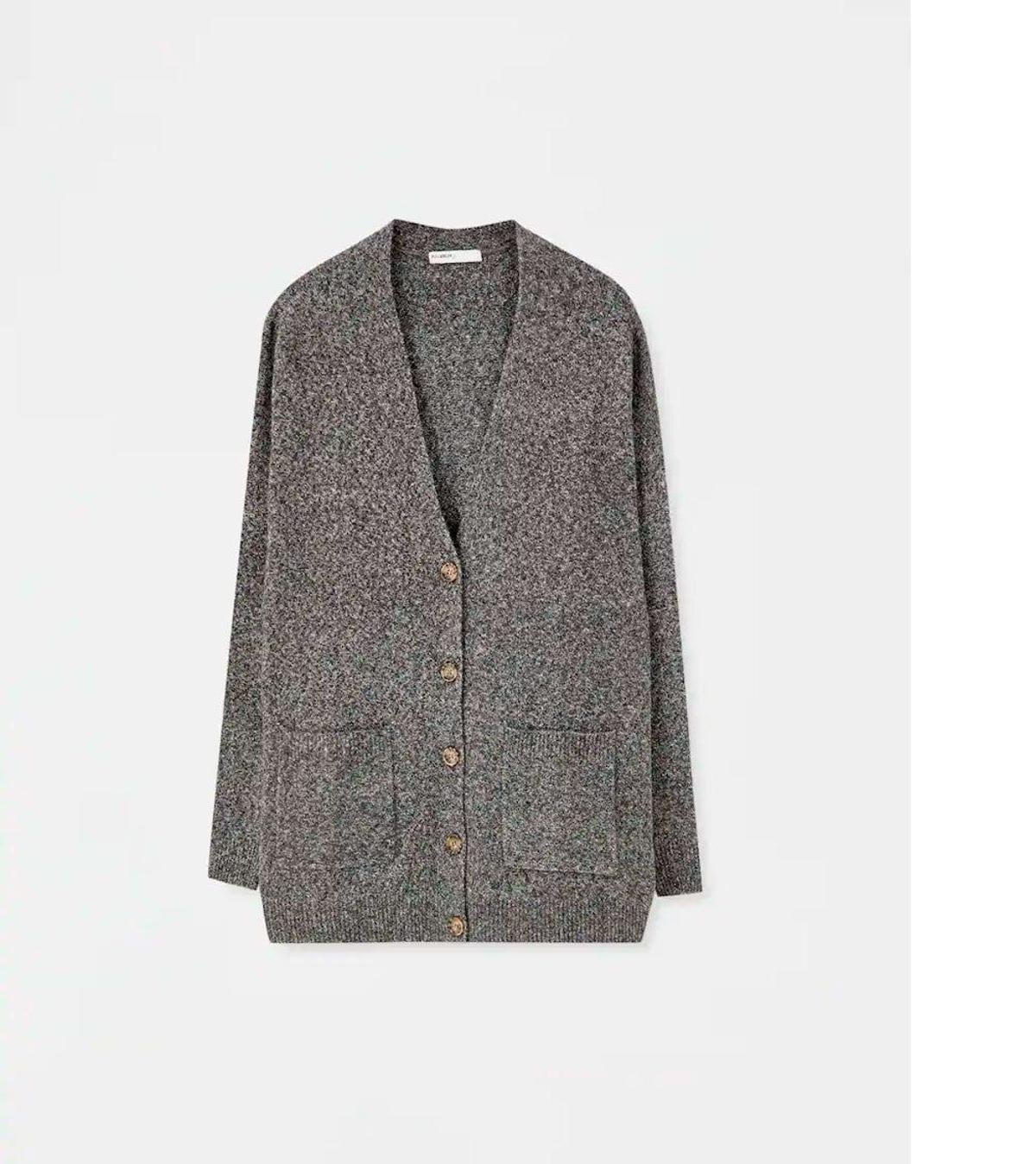 Cárdigan gris de Pull &amp; Bear. (Precio rebajado: 9,99 euros)