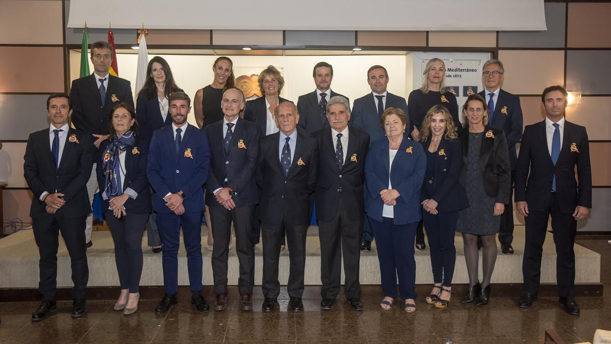 Foto de familia de la nueva junta directiva del Real Club Mediterráneo.