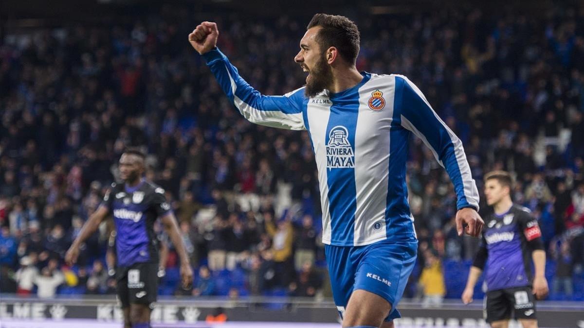 Borja Iglesias celebra un gol esta temporada en el RCDE Stadium.