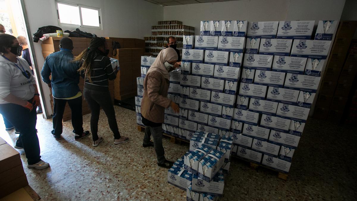 Cajas de leche en el interior del local