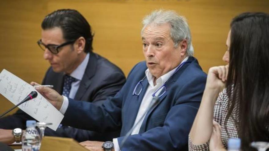 Alfonso Rus, flanqueado por su abogado y la presidenta de la comisión de investigación.