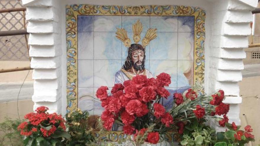 Retablo de Jesús Cautivo en el recinto del Hospital Civil, lleno de ofrendas florales de los fieles.
