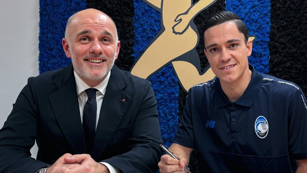 Raspadori, firmando como nuevo jugador de la Atalanta