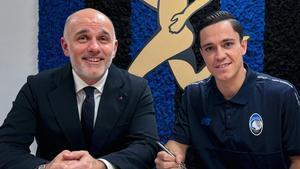 Raspadori, firmando como nuevo jugador de la Atalanta