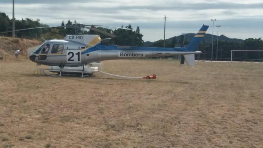 Un dels helicòpters estacionat en el camp de futbol de Darnius.