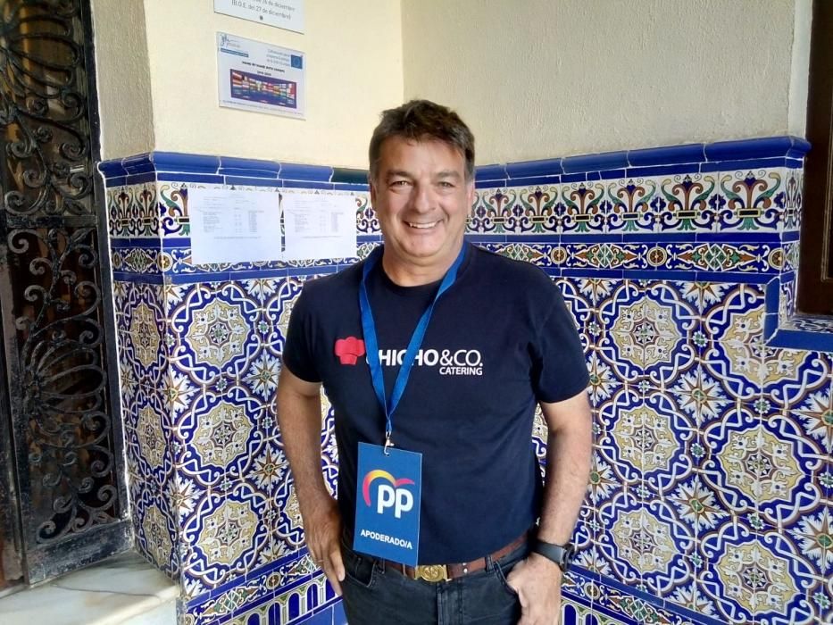 Chicho Marín, apoderado del PP en Málaga Este. Es el responsable de una empresa de catering y hoy tiene que compatibilizar su trabajo como voluntario con una Primera Comunión.