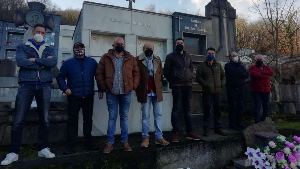 El homenaje a Lorenzo Gallardo en el cementerio de Ujo.