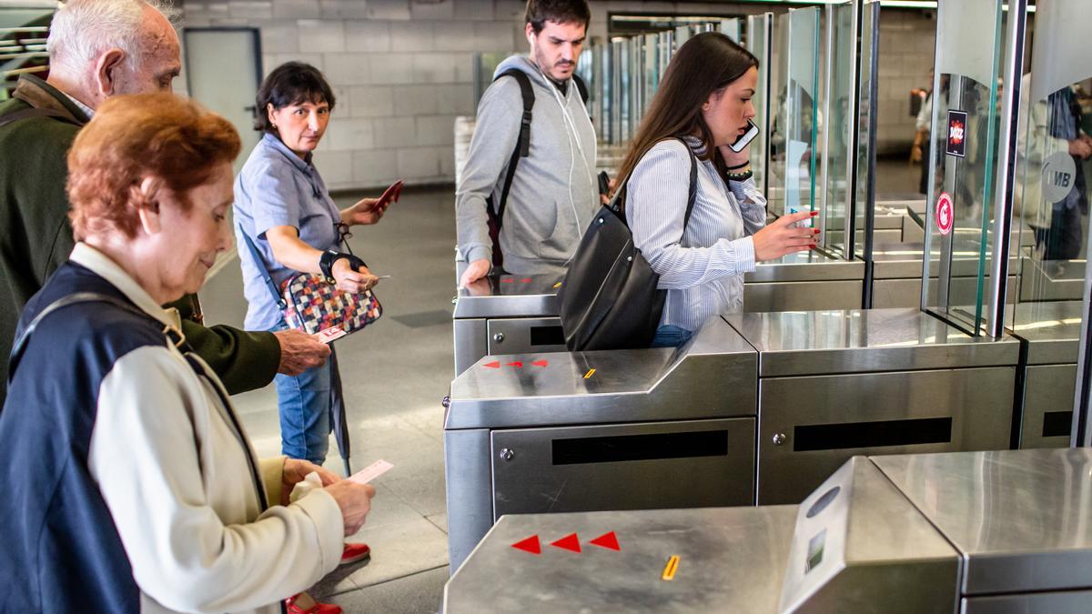 BARCELONA 23/10/2019. Tema sobre el metro de BCN sobretot entrada de gent per els torns de pagament amb targetes, maquines de treure les targetes, etc.., FOTO de Àngel García