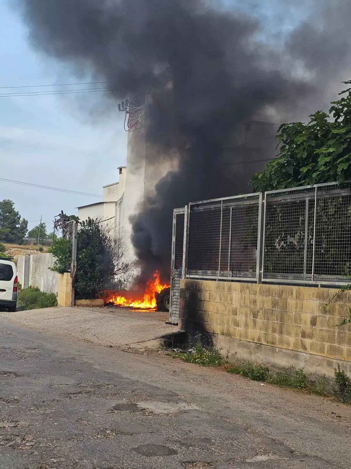 Atienden a un guardia civil y a un policía local en un incendio en Tavernes de la Valldigna