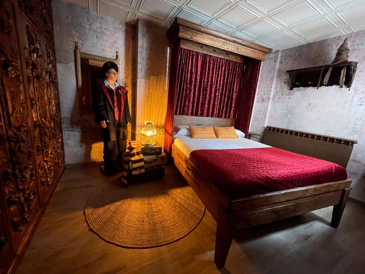 Un maniquí de Harry Potter vigila uno de los cuartos del apartamento temático de Biescas
