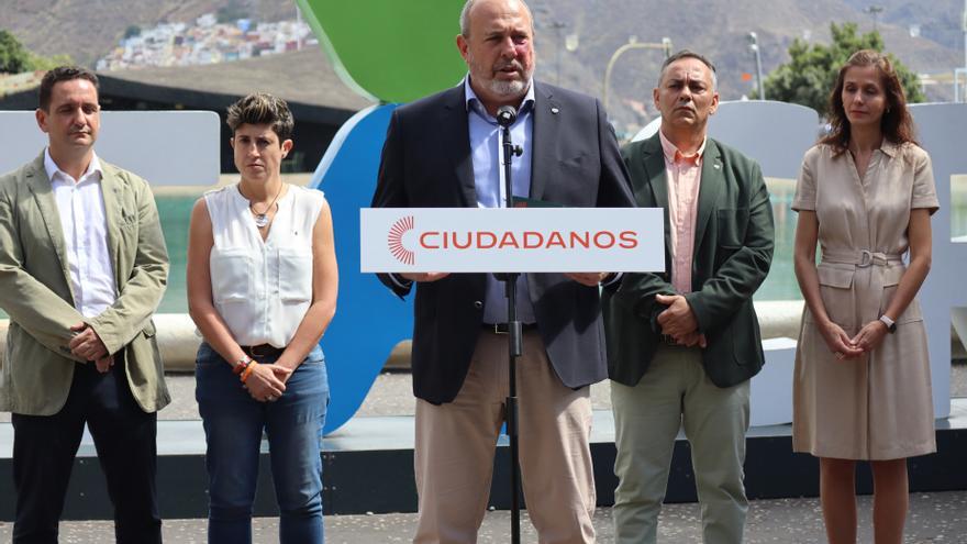 Arriaga presenta a su equipo para luchar contra la &quot;falta de empuje y de liderazgo&quot; en Santa Cruz de Tenerife