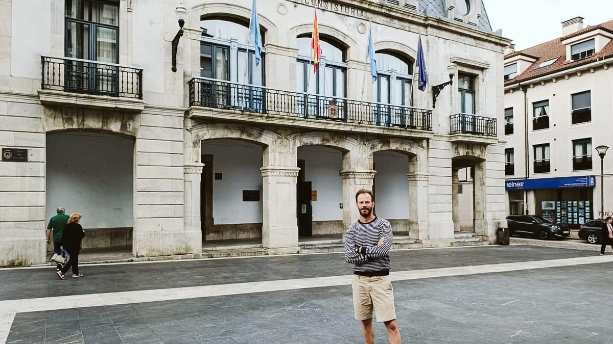 Víctor Lafuente, en la Plaza del Ayuntamiento, en Pola de Siero.
