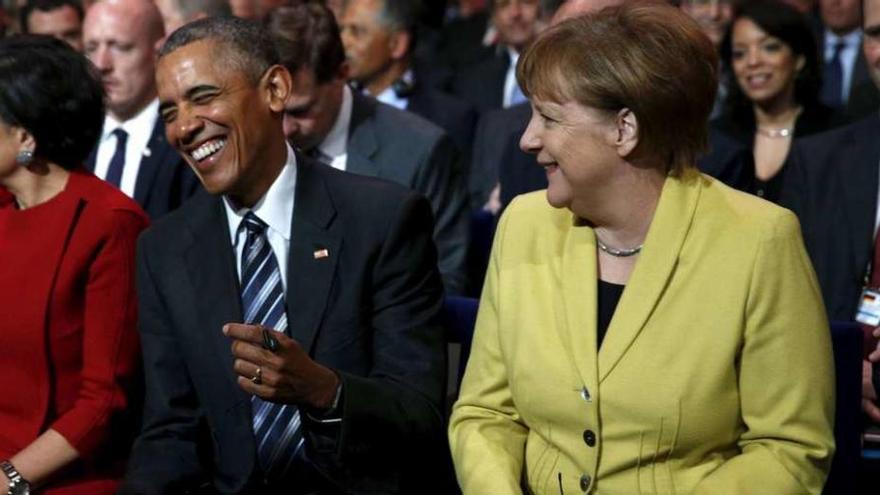 Obama ríe ante un comentario de Angela Merkel, en la apertura de la feria industrial de Hannover, la mayor del mundo. // Reuters