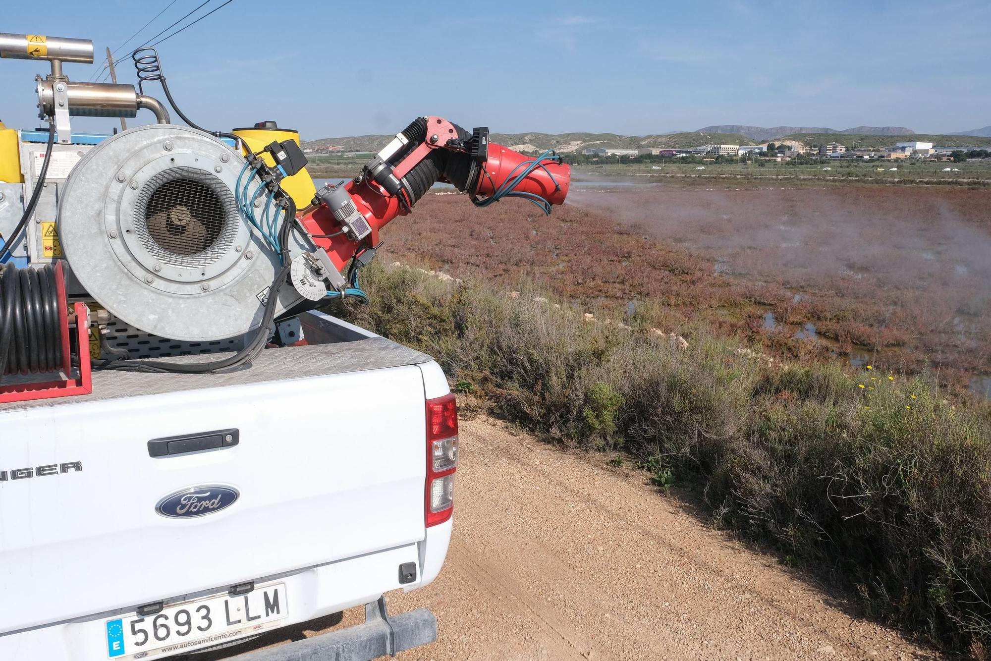 Fumigación contra los mosquitos en el Saladar de Agua Amarga Información
