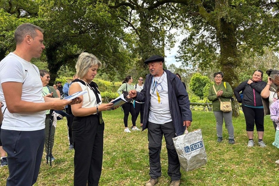 Participantes en la ruta por la Vía Mariana luso-galaica, a su paso por Valga.
