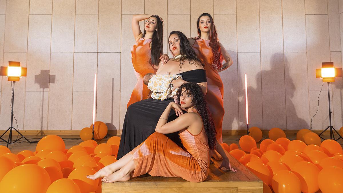 Sheila Patricia da el pecho a su hija en el videoclip de «A Xeitosa».