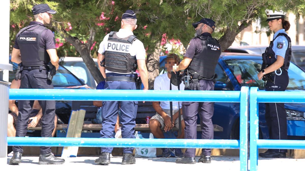 Los agentes durante una identificación en Alicante.