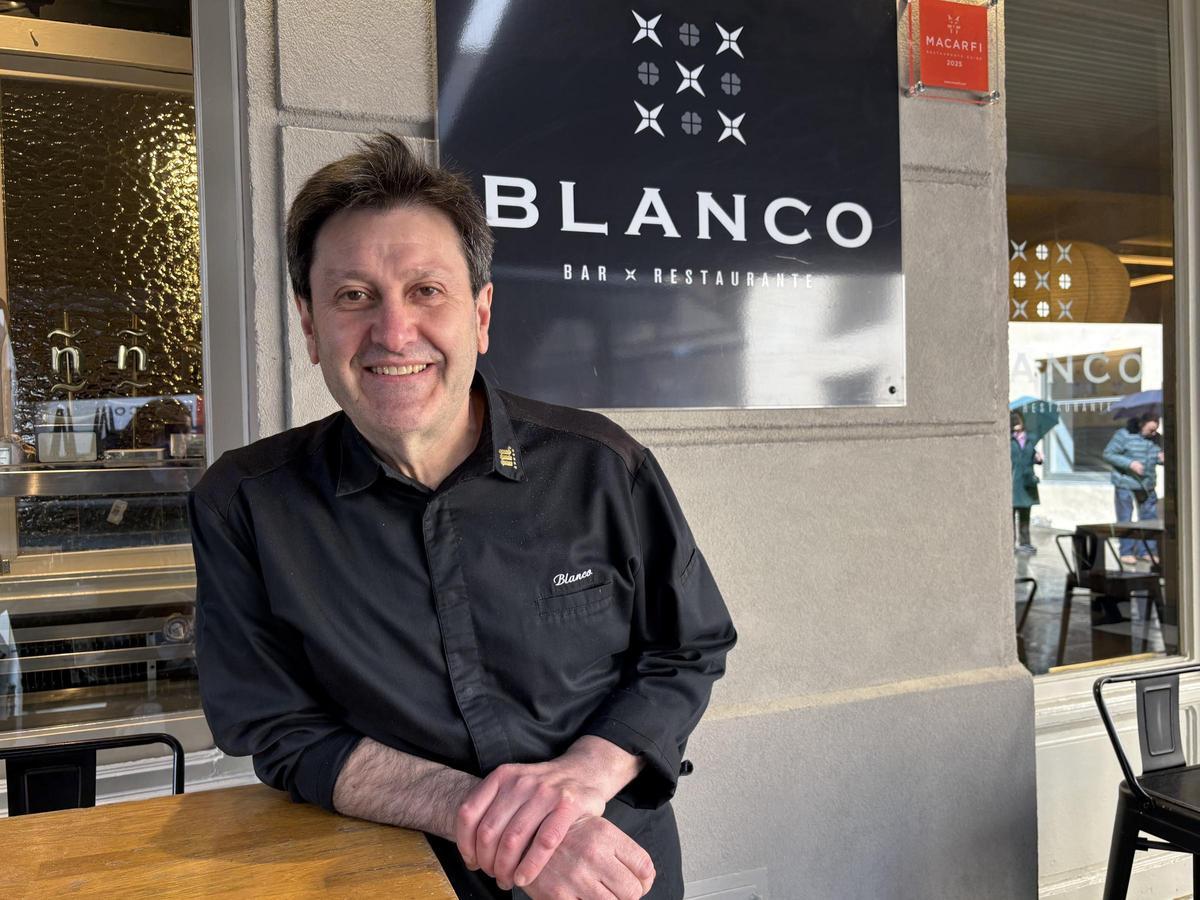 Pepe Ron a la entrada del restaurante donde luce el cartel de la guiá Macarfi.