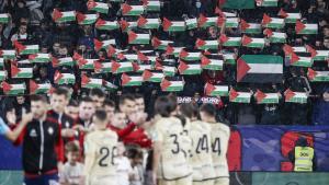 Aficionados de Osasuna despliegan banderas en el Sadar durante el partido contra el Granada.