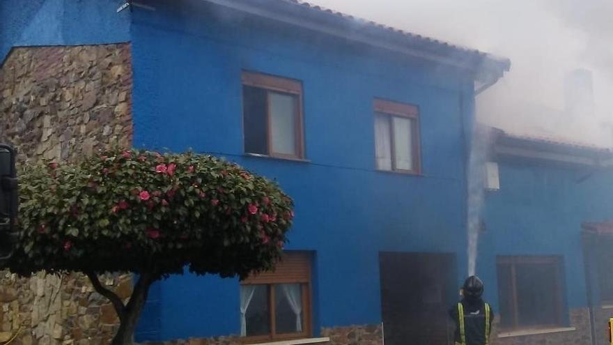 Alarma en La Braña (Castrillón) por el incendio de una vivienda
