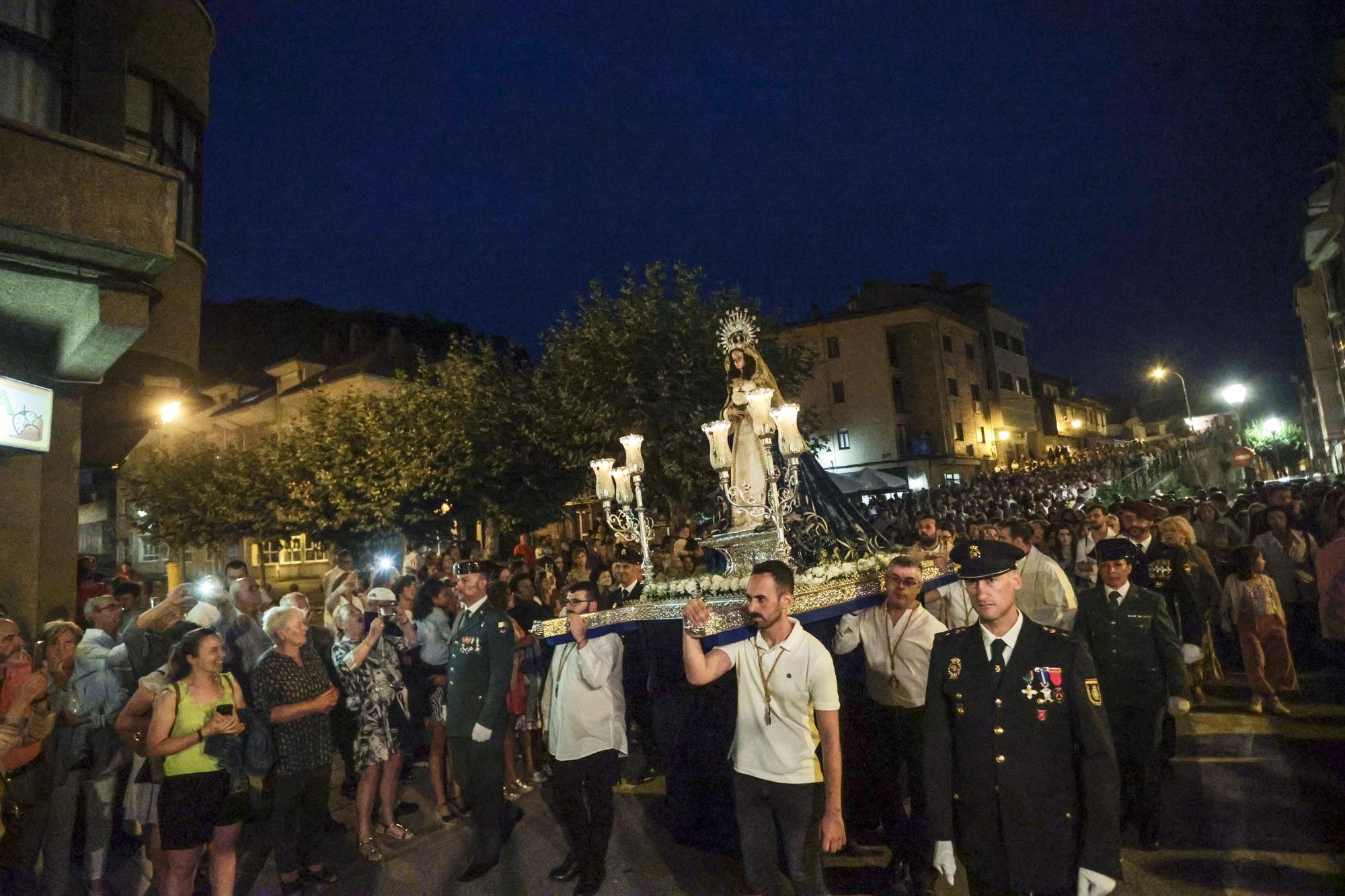 Así fue la procesión de la virgen del Otero que iluminó la noche de Pola de Laviana