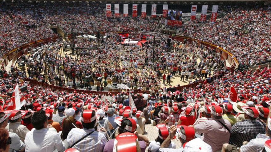 Unos 15.000 militantes, según el partido, llenaron la plaza de toros de Valencia en el mitin central de campaña del PSPV.