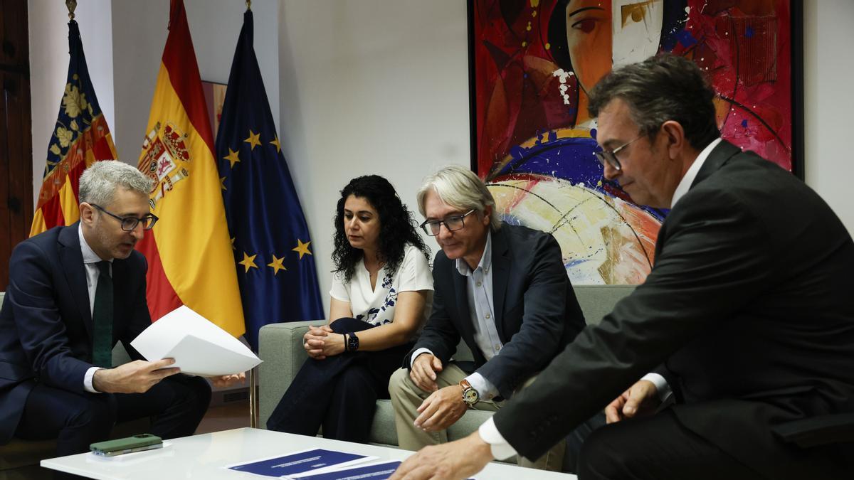 VALENCIA (ESPAÑA), 15/06/2026.- El ministro de Hacienda, Arcadi España (i) se reúne con el secretario general de UGT-PV, Tino Calero (2d), la secretaria general de CCOO-PV, Ana García Alcolea (2i), y el presidente de la Confederación Empresarial de la Comunitat Valenciana (CEV), Vicente Lafuente (d) este lunes en Valencia. EFE/ Manuel Bruque
