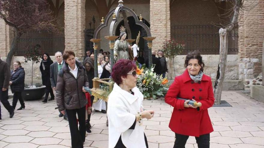 Salida de la imagen de la iglesia parroquial.