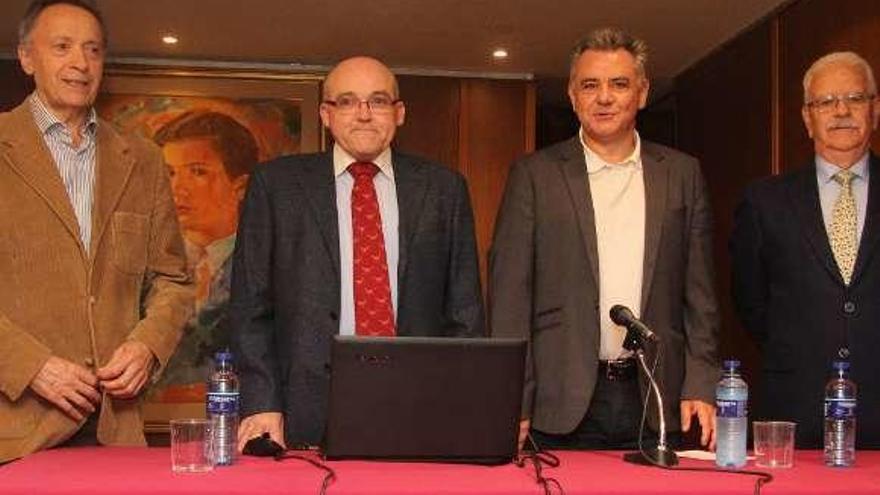 Por la izquierda, Andrés Menéndez; el teniente coronel Francisco Jiménez; Valentín Martínez-Otero, presidente del Centro, y el general Francisco Ramos.