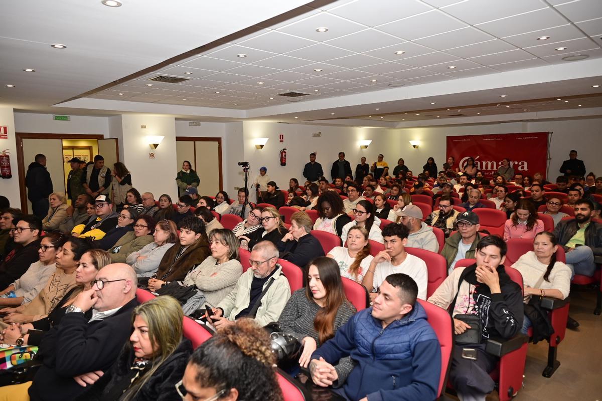 Charla sobre la regularización extraordinaria en Castellón