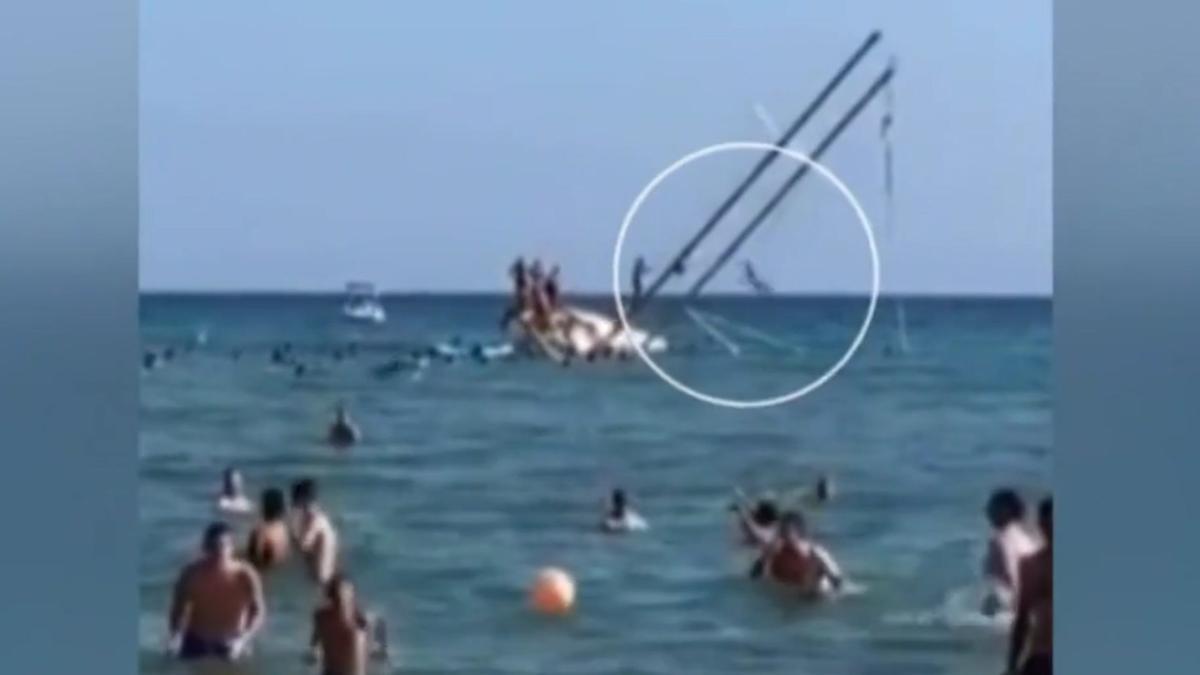 Peligrosos baños desde un barco encallado en la playa de Comarruga (Tarragona)