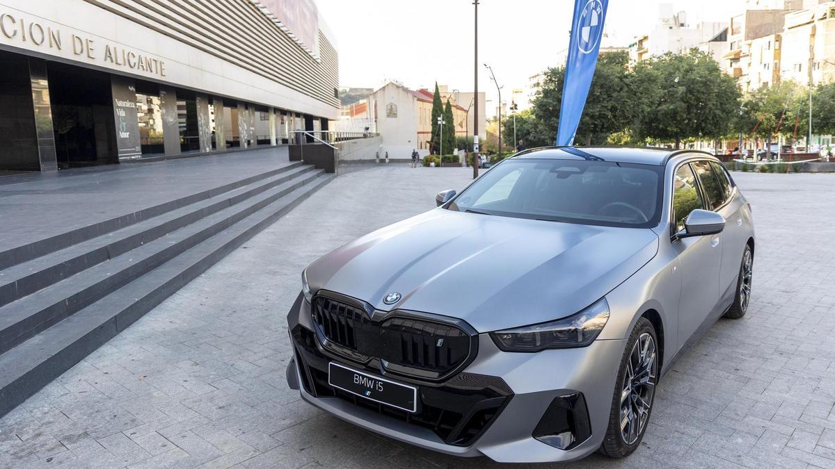 El BMW i5, estuvo expuesto en la presentación del Anuario Económico de la Provincia de Alicante, celebrada en  el ADDA.