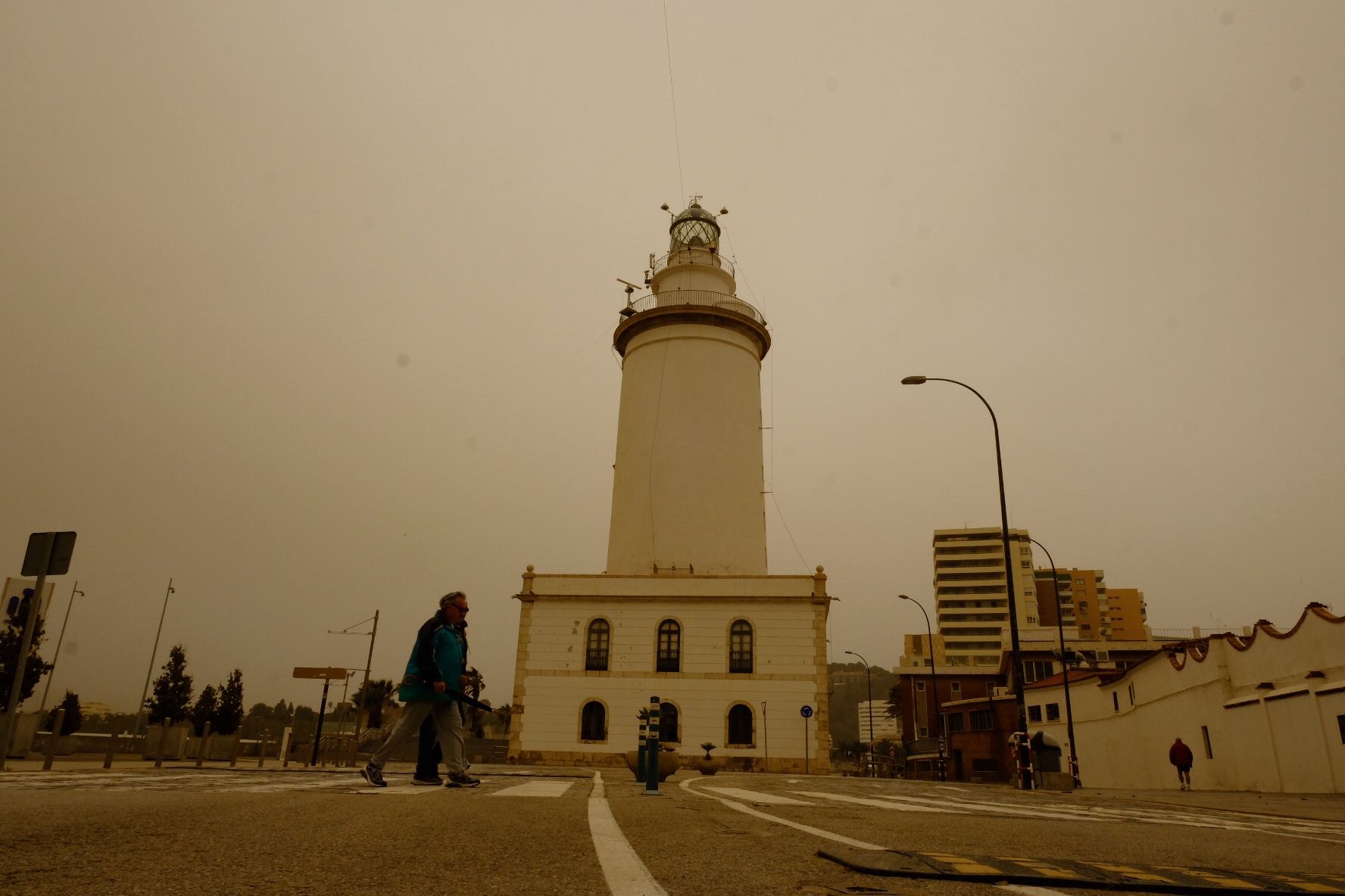 La calima vuelve a cubrir los cielos de Málaga