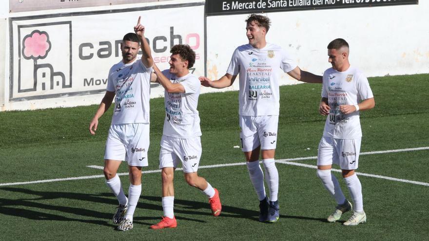 Salinas, delantero de la Peña Deportiva, es felicitado por sus compañeros tras marcar un gol. | VICENT MARÍ