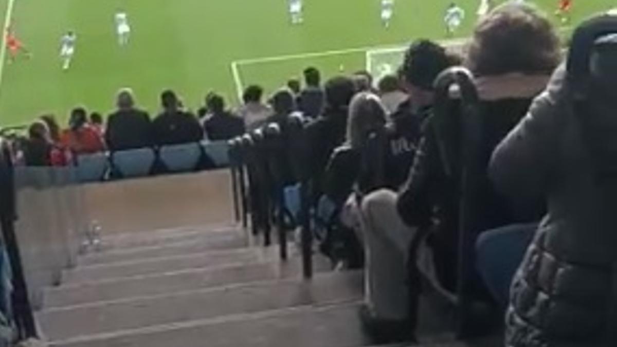 Pantallazo de una jugada del Sevilla en el área del Celta de un vídeo grabado por un aficionado cuya butaca está en la grada de Marcador para demostrar la falta de visibilidad.