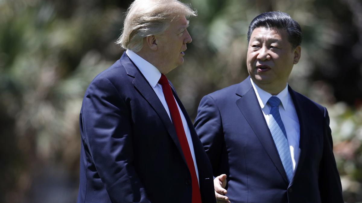 Xi Jinping habla con Trump durante la cumbre que mantuvieron en Mar-a-Lago (Florida).