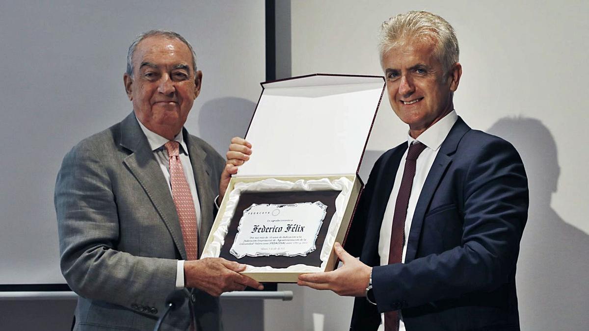 Juan entrega a Félix una placa conmemorativa por sus 30 años de mandato, ayer. | M. A. MONTESINOS