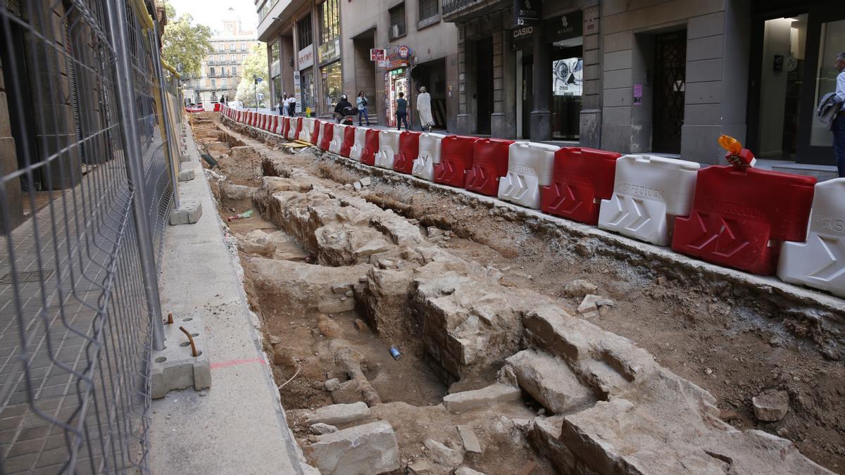 Los trabajos que se están realizando en la calzada de la calle de Jonqueres han dejado al descubierto algunos restos de Santa Maria de Jonqueres, un antiguo monasterio de monjas que estaba situado en este punto de la ciudad.