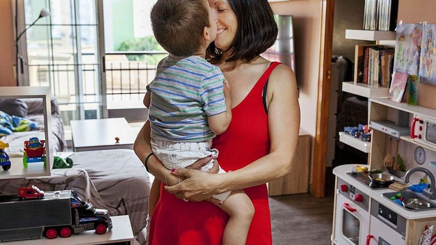 Arantxa Duque, psicóloga de 39 años con su hijo Adriel, de dos años y medio en el salón de su casa cerca de València